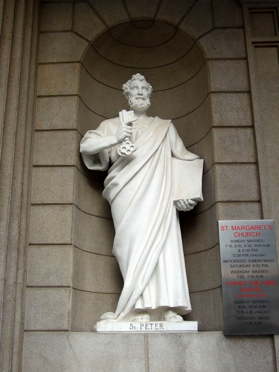 聖伯多祿像 / Statue of St Peter at the entrance
